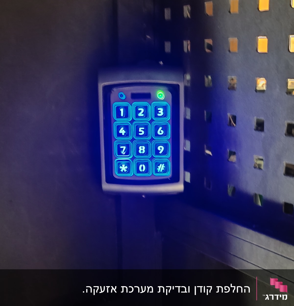 לוח מקשים מואר עם מספרים על קיר מתכת